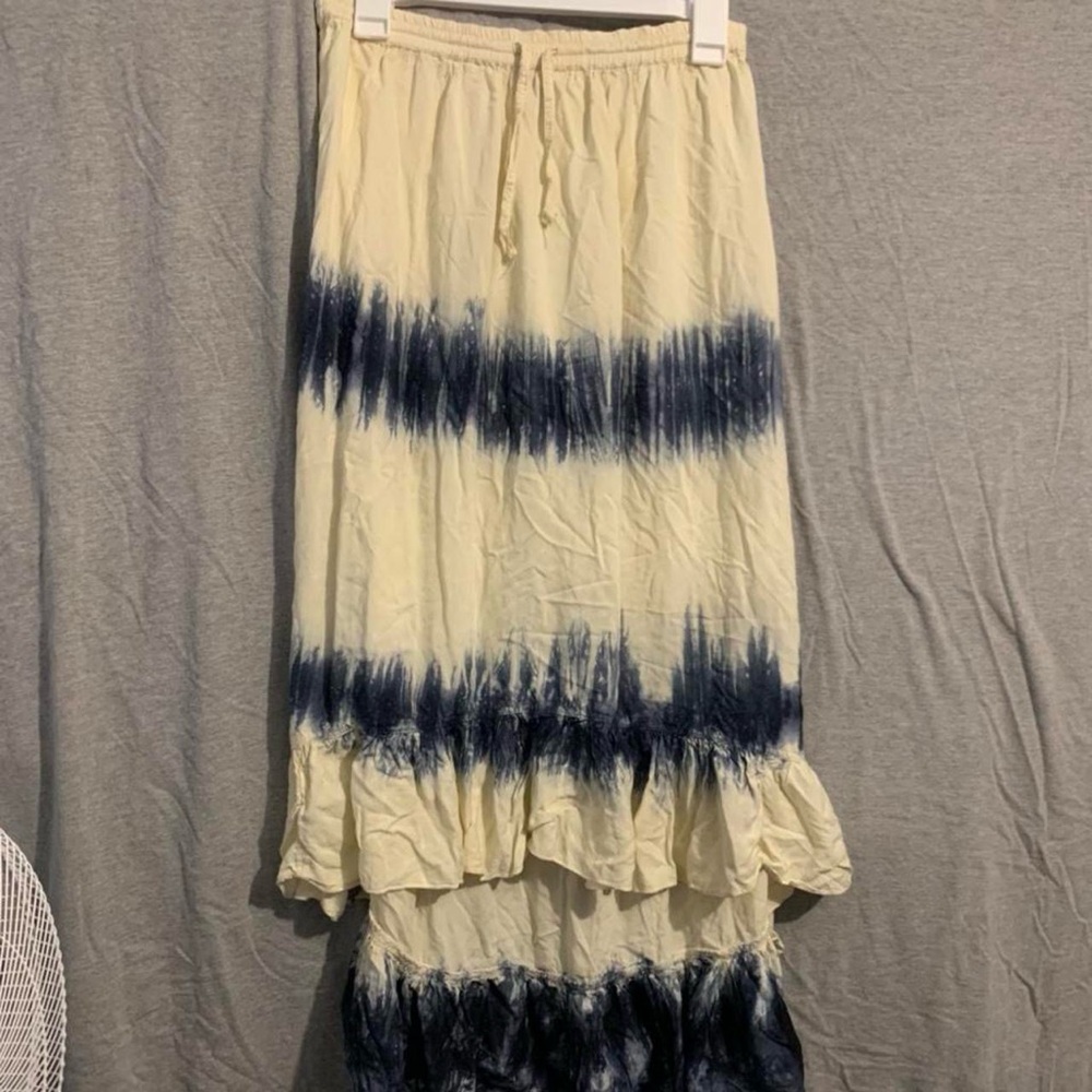 Small rip curl cream and blue tie dye high low skirt